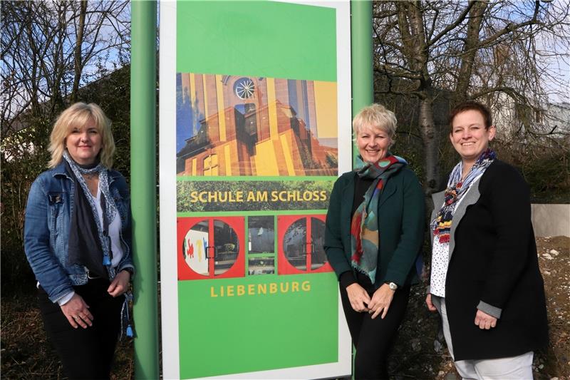 Martine Hepe (Mitte), die neue, noch kommissarische Leiterin der Schule am Schloss, legt Wert darauf, nicht alleine die Geschicke der Schule zu bestimmen. Das macht ein ganzes Team, zu dem auch Simone Herr (li.) und Katrin Rausche gehören.  Foto: Gereke