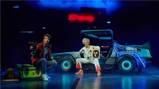 Marty McFly und Doc Brown brauchen mit ihrem Kultauto in der Zukunft keine Straßen.