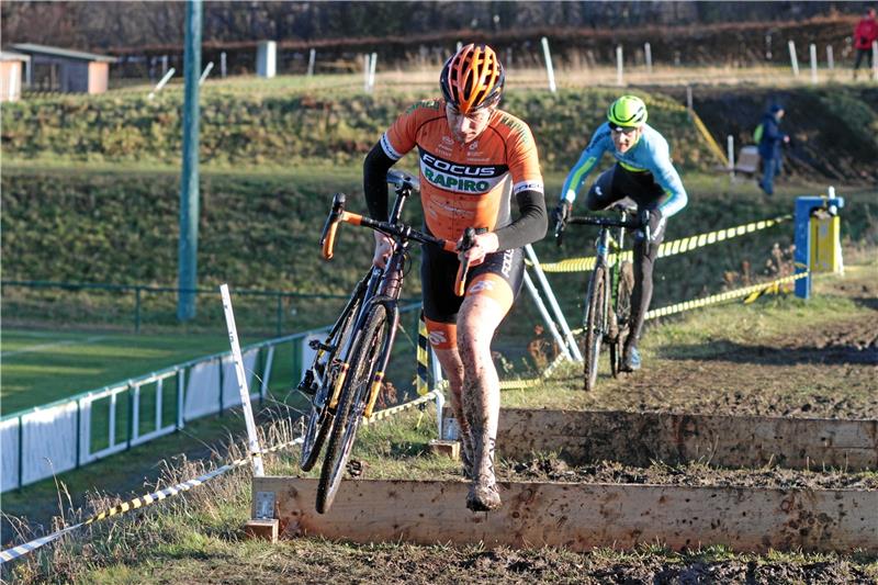 Marvin Augustyniak (vorne) und Stefan Danowski überwinden beim letzten Bad Harzburger Cyclocross 2019 im Eliterennen ein künstlich geschaffenes Hindernis. Augustyniak zählt auch in diesem Jahr zu den Favoriten. Foto: Gietemann