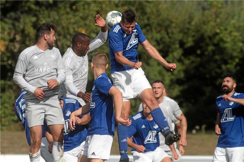 Elfmeterschock beim VfL Oker, TSV Lochtum enttäuscht komplett Marvin Kaiser (re.) und der FC Othfresen stemmen sich vergeblich gegen Germania Bleckenstedt. Am Ende heißt es 0:3. Foto: Gietemann