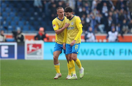 Marvin Rittmüller (links), Fabio Kaufmann und die anderen Profis von Eintracht Braunschweig zeigten starke 45 Minuten vor der Pause, belohnten sich aber zu wenig. Am Ende mussten sie mit dem Remis gegen Hertha zufrieden sein. Foto: Darius Simka | regios24