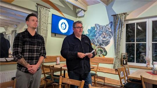 Marvin Vössing, Geschäftsführer der Medienagentur Social Grow Agency und Lutz Mrozek, Geschäftsführer von Autohaus Scholl & Mrozek, präsentieren die „Jungen wilden“ beim Stammtisch in der Marienteichbaude.