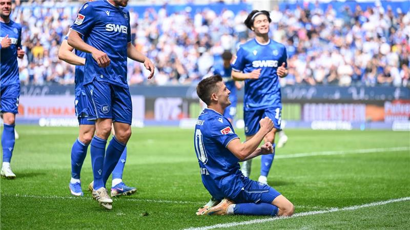 Marvin Wanitzek erzielte per direktem Freistoß die 1:0-Führung für den KSC.