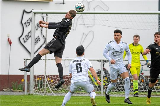 Marvin Weiske (li.) vom TSV Lochtum köpft den Ball vor Leroy-Obinna Uche (re.) und Bünyamin Öztürk vom KSV Vahdet Salzgitter aus der Gefahrenzone. Lochtums Torhüter Levin Winter schaut zu. Foto: Drechsler
