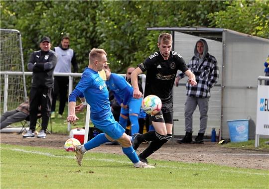 Marvin Weiske (re.), hier im Spiel gegen Lichtenberg, steht Lochtums Trainer Christopher Kolm am Montag wieder zur Verfügung. Foto: Neuendorf