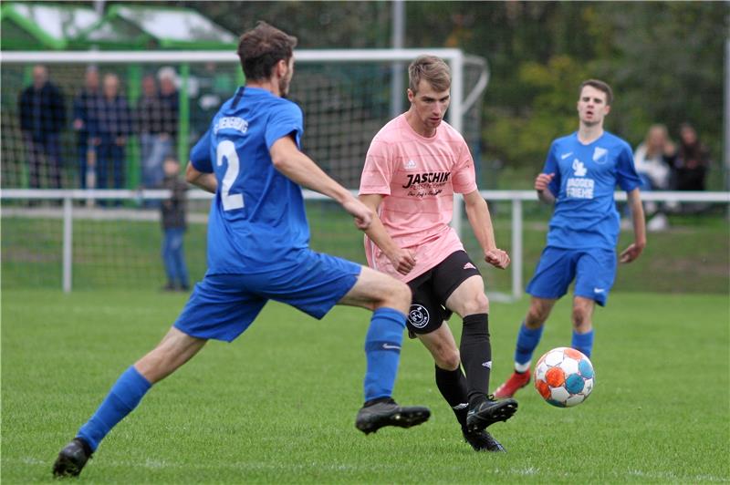 SG Bredelem/Astfeld empfängt Lochtum zum Spitzenspiel Marvin Wieske (re.) und Tabellenführer TSV Lochtum sind am Sonntag bei Verfolger SG Bredelem/Astfeld zu Gast. Mit einem Sieg würden sie ihren Vorsprung ausbauen, das will die SG aber verhindern. Foto: Gietemann