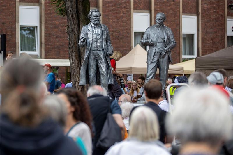 «Marx und Lenin gehören zusammen»: 2020 hatte die MLPD vor der Parteizentrale bereits eine Lenin-Statue (rechts) aufstellen lassen.