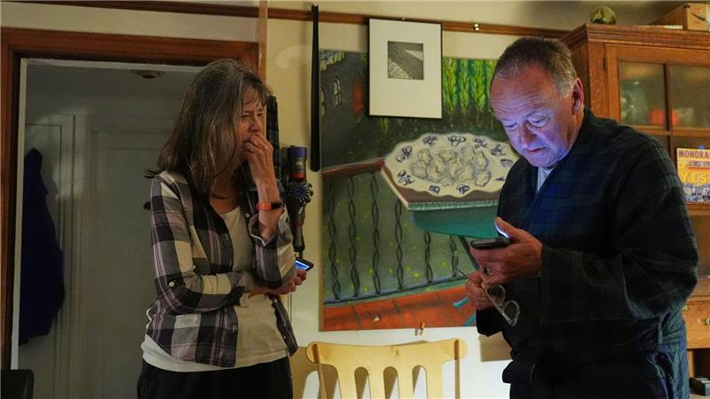 Mary E. Brunkow mit ihrem Ehemann Ross Colquhoun nachdem sie von der Ehrung erfahren hat. 