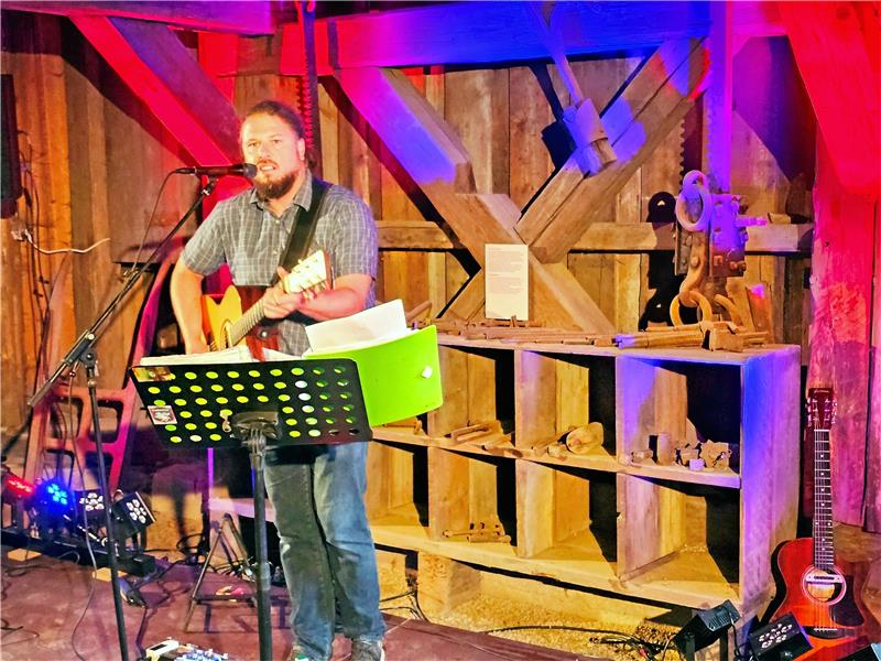 Mary’s Bard im Oberharz: „Ich mache Musik, wie es mir gefällt“ Mary's Bard, Jan Finkhäuser, bei seinem Auftritt im Pferdegaipel. Foto: Weiss