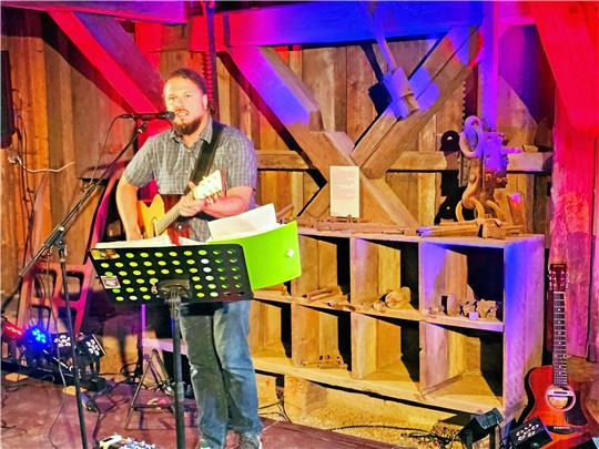 Mary's Bard, Jan Finkhäuser, bei seinem Auftritt im Pferdegaipel. Foto: Weiss