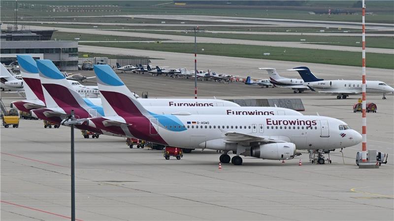 Piloten starten zweite Streikrunde bei Eurowings Maschinen der Fluggesellschaft Eurowings stehen in Stuttgart geparkt auf dem Vorfeld.