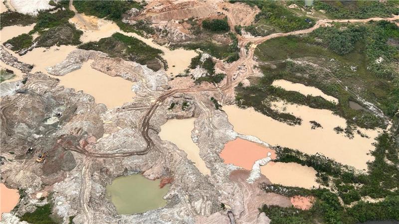 Was der Gold-Boom im Amazonas anrichtet Maschinen und Ausrüstung wie Bagger werden beim Goldabbau genutzt.