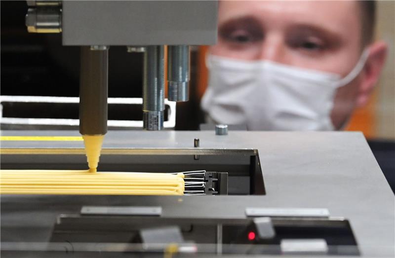 Viele Beschäftigte für Maßnahmen bei Corona-Welle Maske am Arbeitsplatz ist für viele Beschäftigte im Fall einer neuen Corona-Welle eine Option.