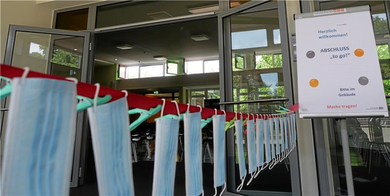 Zeugnisvergabe an Clausthaler Haupt- und Realschule Masken für Angehörige der Schulabgänger hängen im Foyer.