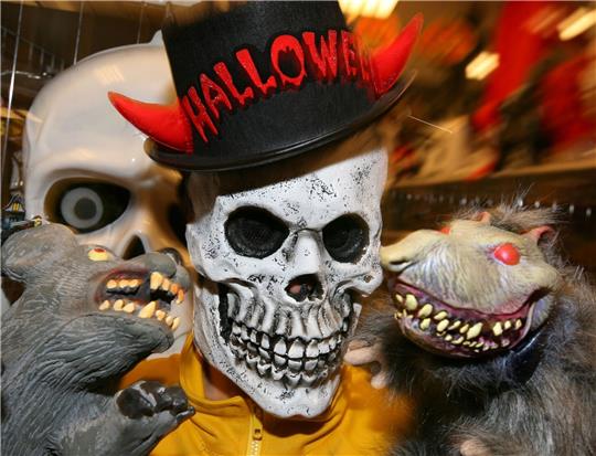 Masken, wie diese, sind an Halloween sehr beliebt.