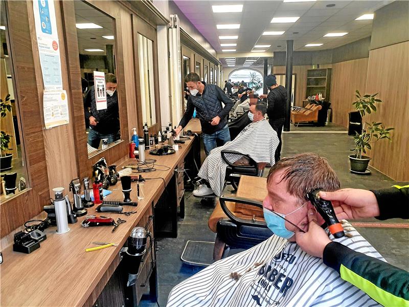 Maskenpflicht im Restaurant und beim Friseur: Was wo gilt Maskenpflicht im Friseursalon. Archivfoto: Sowa