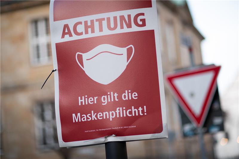 Mindestens 40.000 Ordnungswidrigkeiten wegen Corona-Verstößen in Niedersachen "Maskenpflicht" steht auf einem Schild in der Osnabrücker Altstadt. Mindestens 40.000 Ordnungswidrigkeiten gegen Corona-Maßnahmen hat es in Niedersachsen seit Beginn der Pandemie gegeben. Foto: Friso Gentsch/dpa