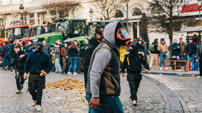 Feuer und Tränengas: Tausende Bauern bei Protest in Brüssel Maskierte Demonstranten stoßen mit der Polizei zusammen.