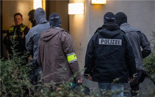 Maskierte Polizisten betreten am 1. März das Wohnhaus der früheren RAF-Terroristin Daniela Klette in Berlin-Kreuzberg.