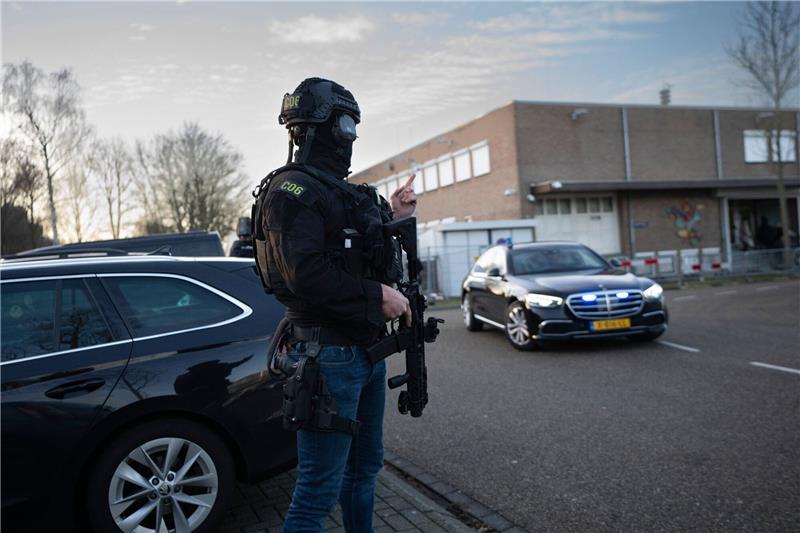 Hohe Strafen für niederländische „Mocro-Mafia” Maskierte und bewaffnete niederländische Polizisten bewachen einen Transport mit einigen der Verdächtigen, die vor dem Hochsicherheitsgebäude des Gerichts in Amsterdam eintreffen.
