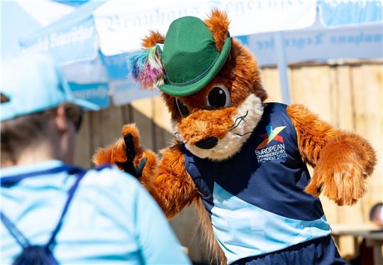 Maskottchen «Gfreidi» kommt vor dem Start der European Championships 2022 im Olympiapark zu einer Pressekonferenz.