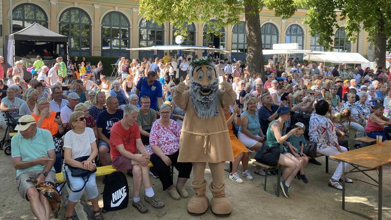 Party, Tanz, Gesang – zwei Tage Programm im Harzburger Badepark Maskottchen Krodo bespaßt die Gäste am Samstagnachmittag im Badepark, wo die Schattenplätze vor der Bühne heiß begehrt sind.