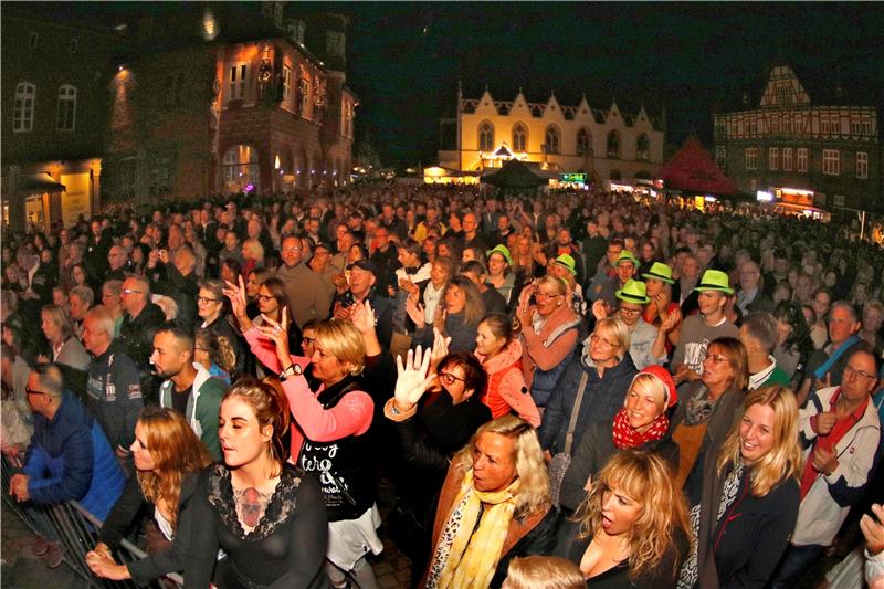 Massen auf dem Marktplatz - ein Schnappschuss vom bislang letzten Altstadtfest 2019. Archivfoto: Epping