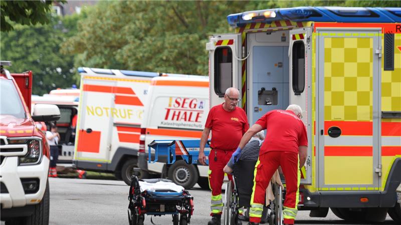Brand im Harzklinikum: Station bleibt gesperrt, Polizei ermittelt Einsatzkräfte versorgen einen Patienten bei einem Krankenwagen.
