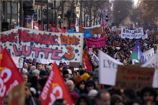 Massendemonstration gegen die geplante Rentenreform in Paris.