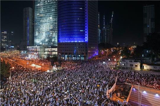 Massenprotest gegen die geplante Justizreform der israelischen Regierung in Tel Aviv.
