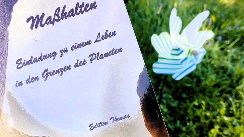 „Konsumverhalten überdenken und den globalen Kollaps verhindern“ "Maßhalten": Das Buch von Schünemann versteht sich als eine „Einladung“ an jedermann, das eigene Handeln zum Wohle der Erde zu überdenken.