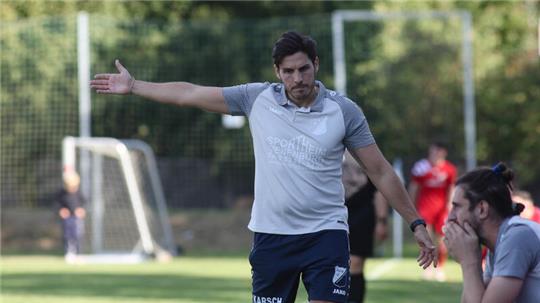 Massimo Soranno, Trainer der FG Vienenburg/Wiedelah, konzentriert sich auf die weiteren Aufgaben. Fakt ist, dass ihm am Sonntag drei gesperrte Spieler fehlen werden. Foto: Gietemann