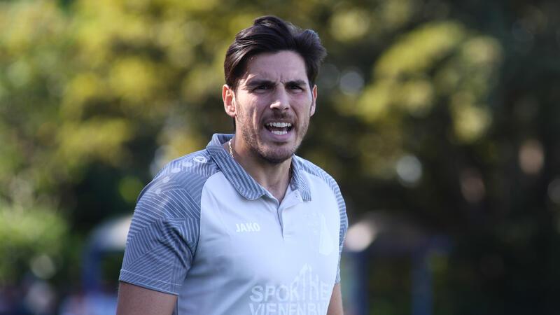 Mann mit kurzärmligem Sportshirt mit Streifenmuster auf den Ärmeln im Freien