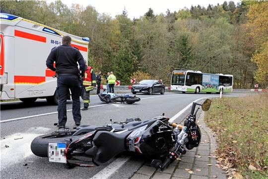 Massiv angestiegen ist die Zahl der Motorradunfälle im Oberharz – das Foto ist vom Oktober und zeigt die B 242. Einen tödlichen Fahrradunfall hat es gegeben – einen Tag später weisen Zeichen auf der K 38 darauf hin. Archivfoto: Neuendorf