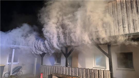 Massive Rauchentwicklung: Die Feuerwehr löscht am Freitagabend einen Saunabrand in der WSV-Skihütte in Torfhaus.
