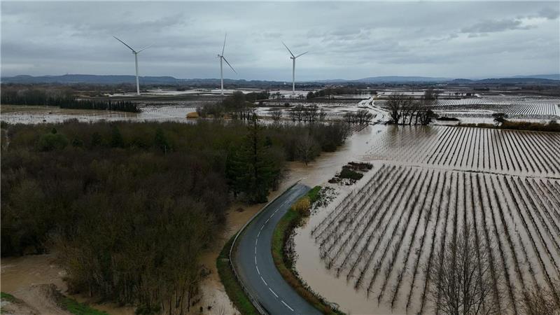 Massive Regenfälle haben in Südfrankreich für Überflutungen und Behinderungen geführt.