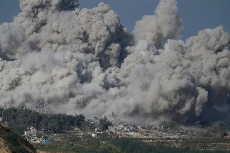 UN-Berichterstatter warnen vor Völkermord im Gazastreifen Massiver Rauch steigt nach einem israelischen Angriff auf den Gazastreifen auf.