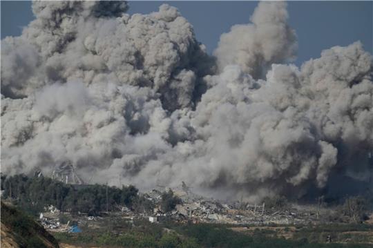Massiver Rauch steigt nach einem israelischen Angriff auf den Gazastreifen auf.