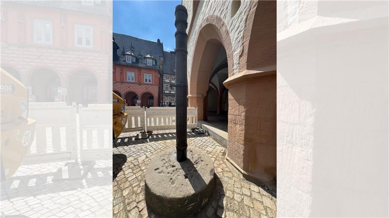 Maßnehmen auf dem Marktplatz ist wieder möglich: Die Goslarer Elle steht wieder vor dem historischen Rathaus.