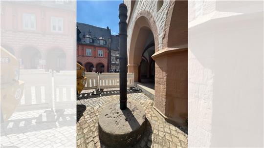Maßnehmen auf dem Marktplatz ist wieder möglich: Die Goslarer Elle steht wieder vor dem historischen Rathaus.