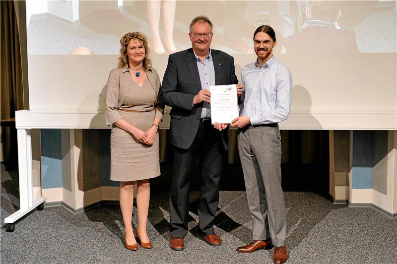 TU Clausthal verteilt 257 Zeugnisse an Absolventen Master-Absolvent Hannes Hanse (r.) hat den Erwin-Marx-Preis im Bereich Elektrotechnik erhalten, der von Prof. Ines Hauer (TU Clausthal) und Dr. Martin Thedens (VDE Braunschweig) übergeben wurde. Foto: TU Clausthal