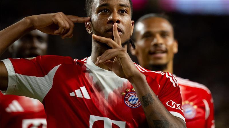 „Job erledigt“: Bayern schon weiter - Neue Musiala-Sorgen Matchwinner Michael Olise jubelt nach seinem Siegtor auf seine ganz eigene Art.