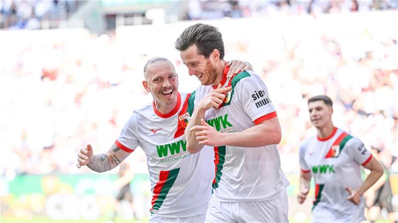 Matchwinner per Doppelpack: Augsburg-Stürmer Michael Gregoritsch (Mitte).