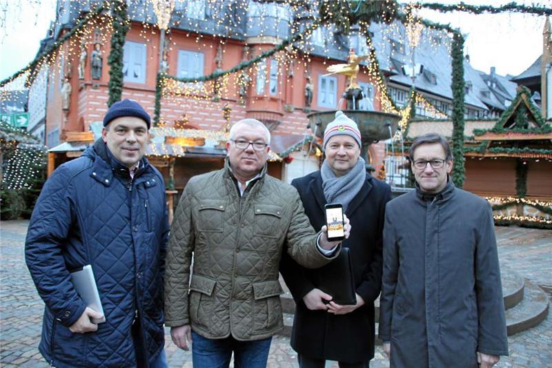 Mathias Derlin (v.li.) , Oliver Kasties, Rüdiger Heine und Dr. Hjalmar Schmidt stellen das öffentliche WLAN am Marktplatz vor. Foto: Hohaus