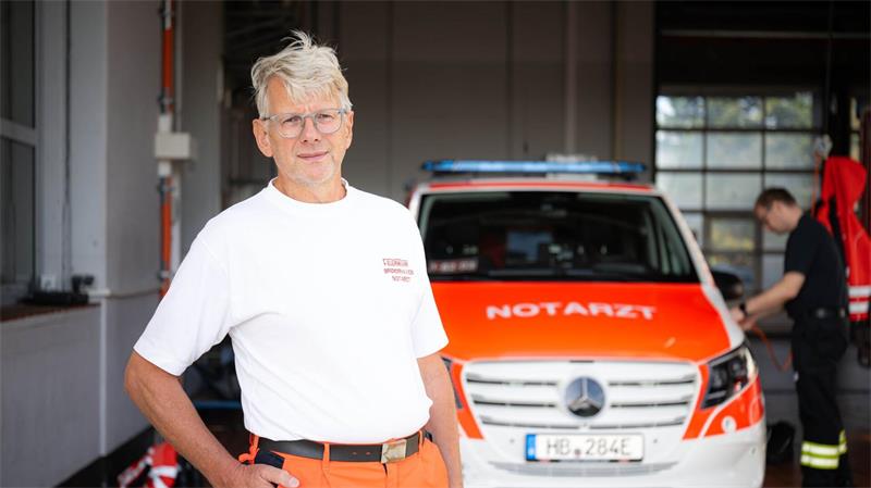 Wenn der Notarzt mit dem E-Auto kommt Mathias Ellerbeck, ärztlicher Leiter des Bremerhavener Rettungsdienstes, hat sich für die Anschaffung eines E-Notarztwagens eingesetzt.