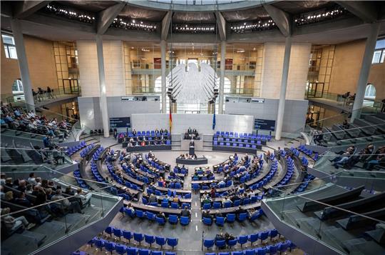Mathias Middelberg (M, CDU) spricht in im Bundestag. Auf der Tagesordnung der Sitzung steht unter anderem das Wachstumschancengesetz.