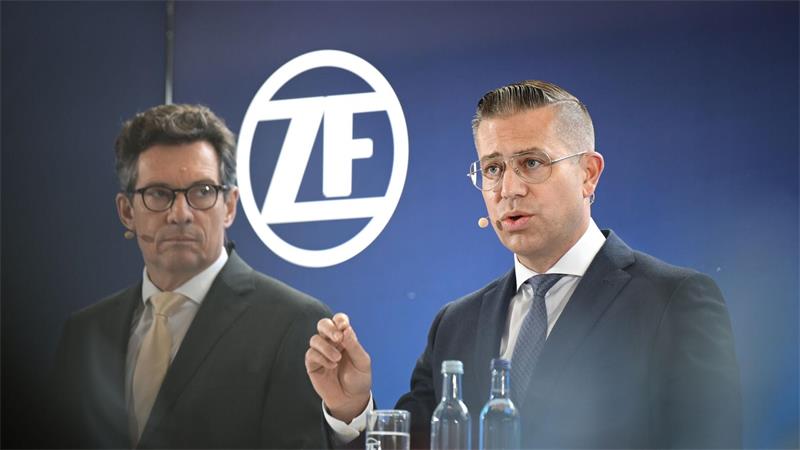 ZF schreibt wieder Gewinne – Schulden bleiben hoch Mathias Miedreich (rechts) steuert ZF durch die Krise. Neben ihm: Finanzchef Michael Frick. (Archivbild)