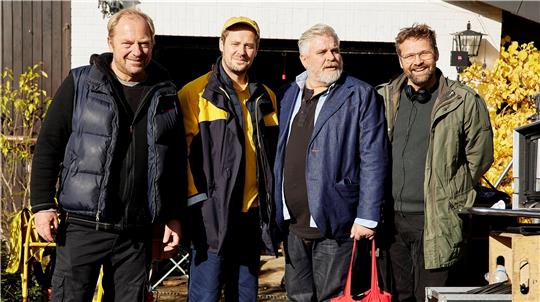 Mathias Neumann (Kamera), Jakob Benkhofer (Rolle Heiner Kelzenberg), Aljoscha Stadelmann (Rolle Frank Koops) und Hanno Olderdissen (Regie) (v.l.). Foto: ARD Degeto