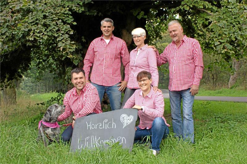 Mathias und Maria Geinitz (vorn) als neue Eigentümer und Familie Vondran als Team übernehmen nahtlos zum 1. Oktober.
