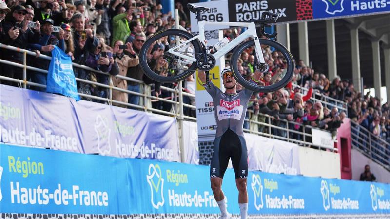 Mathieu van der Poel feiert seinen dritten Sieg in Serie.